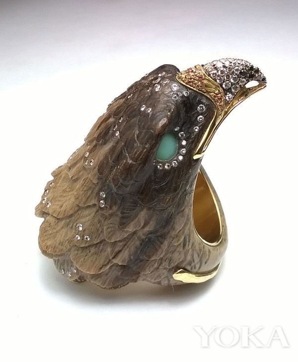 Harumi Klossowska de Rola老鹰造型戒指。