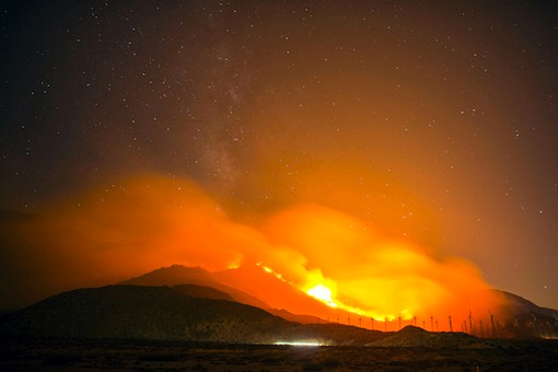 摄影师Stuart Palley长曝光加州山火喷发摄影