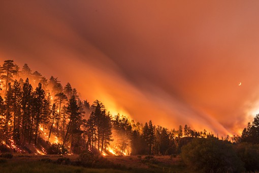 摄影师Stuart Palley长曝光加州山火喷发摄影