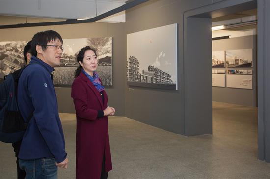 中央美术学院教务处处长王晓琳等嘉宾观看展览
