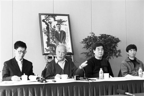 2013年3月，季羡林之子季承(左二)在媒体通气会上。浦峰 摄 图片来源：新京报