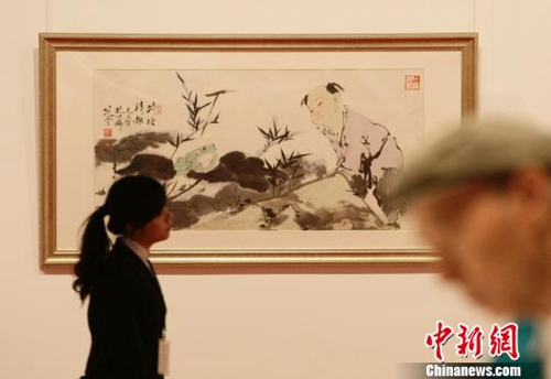 资料图：范曾作品《荷塘清趣》亮相世界华侨华人美术书法展。中新社发 李慧思 摄