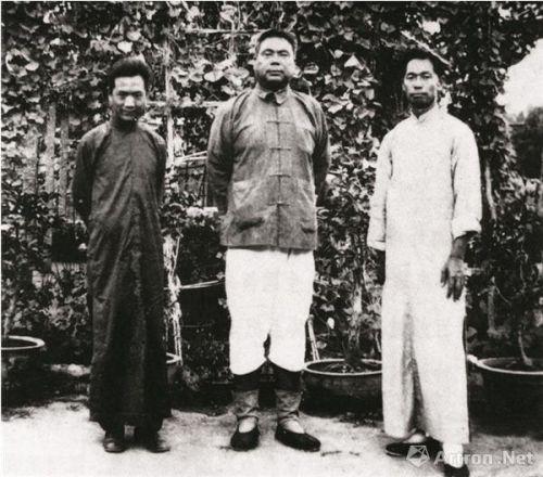 1933年秋，赵望云（右）与冯玉祥（中）将军在泰山合影