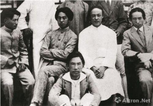 20世纪20年代，赵望云（中排左二）与李苦禅（中排左三）等画友在北京