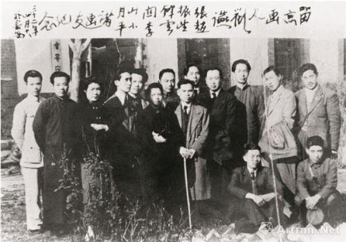 1943年赵望云（后排右三）、张振铎、关山月（中拄杖者）在西安举办画展时合影