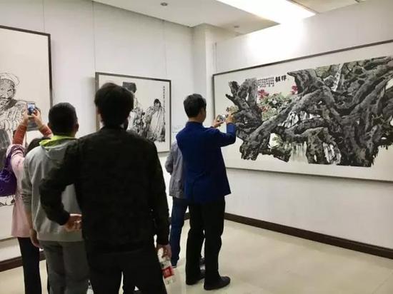 观众看展览