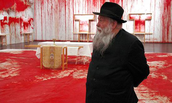 2008年Hermann Nitsch在其血淋淋的展览现场。图片：来自Die Presse Hermann Nitsch，致谢Wikimedia Commons