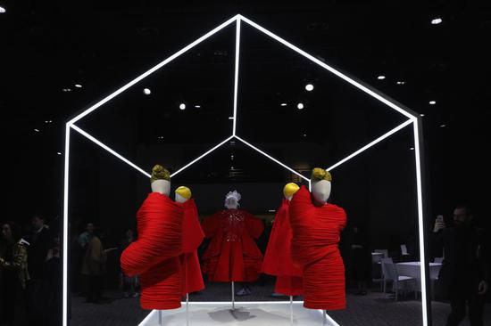 2017年3月5日，在巴黎举行了大都会博物馆川久保玲展的预展。图片：Vittorio ZuninoCelotto/Getty Images