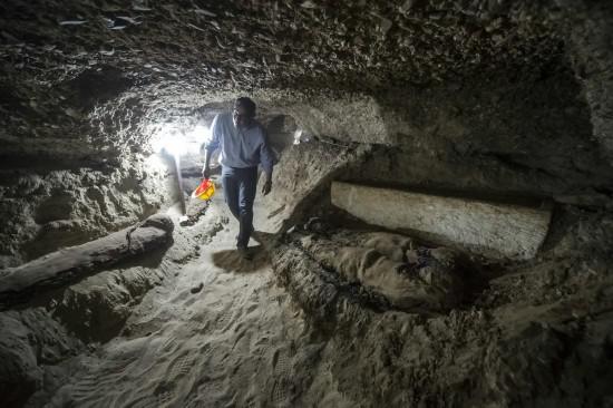 5月13日，在埃及中部明亚省，埃及文物部长哈立德·阿纳尼走在发掘现场。