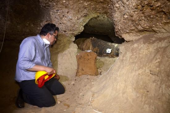 5月13日，在埃及明亚省图纳贾巴勒遗址区，埃及文物部长哈立德·阿纳尼在地下墓穴查看出土木乃伊。