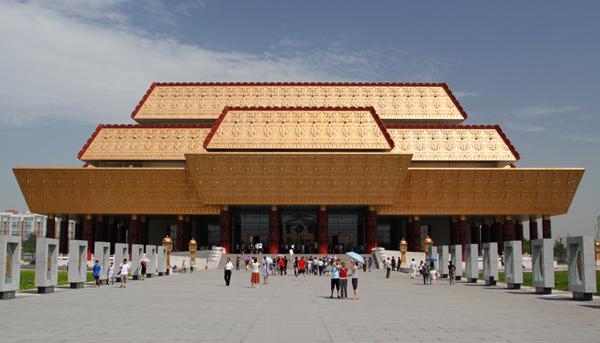 中国文字博物馆主体馆，富有殷商宫廷风韵，红黑图案的雕墙和雕柱，展示着殷商文化的庄重辉煌 