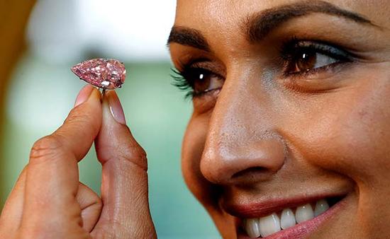 15.38克拉的世界最大梨型亮粉等级粉红钻