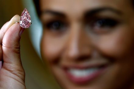 15.38克拉的世界最大梨型亮粉等级粉红钻
