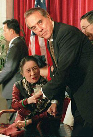 1997年宋美龄百岁宴时佩戴翡翠珠宝