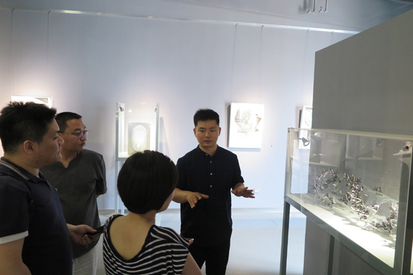 策展人为观众及媒体导览