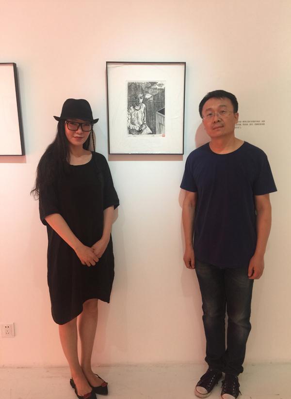 14，与中央美院版画系副教授武宏导师在展厅合影.JPG