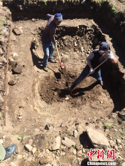 图为考古人员正在进行现场发掘。  孟克其其格提供