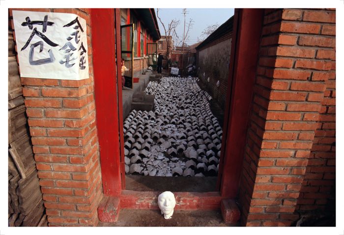 007_苍鑫_踩脸-北京_no7_参考文档_数码打印_1994_cangxin_trampling_faces-beijing_no7_documentation_digital_print_on_archival_paper_1994