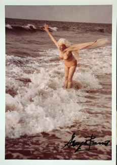 美国摄影师乔治·巴里斯George Barris 摄海滨戏水的梦露 