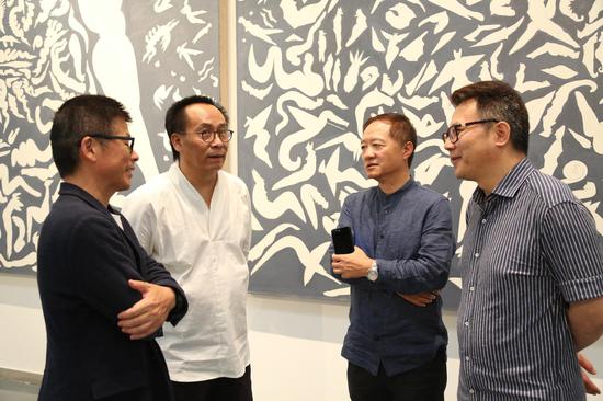 蒋建宁、刘江、边平山与收藏家姚智铭在现场交流