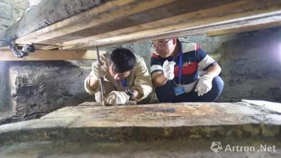 考古队员在青龙镇遗址发掘勘探。