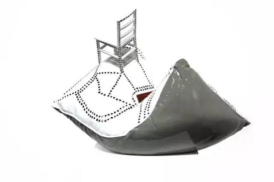 雕塑参展作品：《枕头与铰链Ⅰ》

　　王劼音、周小平

　　37X70X55CM  树脂、红木  2015年