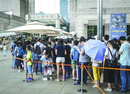 大英博物馆百物展开幕第一天，观展市民排长龙等待入场。本版图片 晨报记者张佳琪