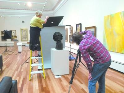 “艺术英国”的工作人员正在对约克艺术画廊的一座雕塑进行数字化录入