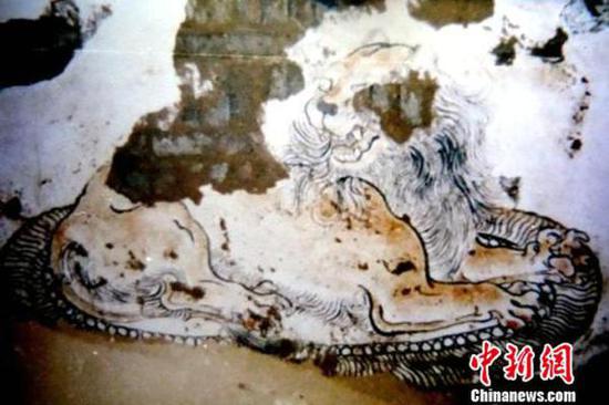南壁绘制的卧狮。陕西省考古研究院供图