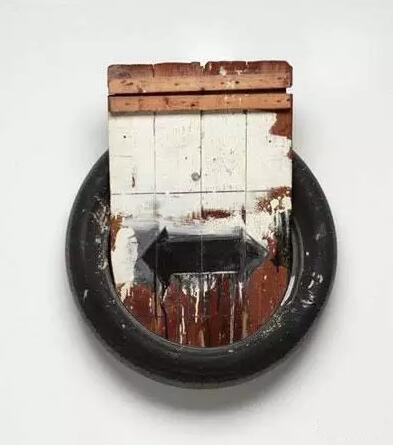 　　罗伯特·劳森伯格(Robert Rauschenberg)，《活力迷宫》(Dylaby)，1962年，橡胶轮胎，油画涂料作于包装箱木材，铁钉，62.2&times;55.9&times;33.0厘米。由新南威尔士州美术馆约翰·卡尔多家庭收藏提供。版权所有：罗伯特·劳森伯格/VAGA。悉尼Viscopy授权