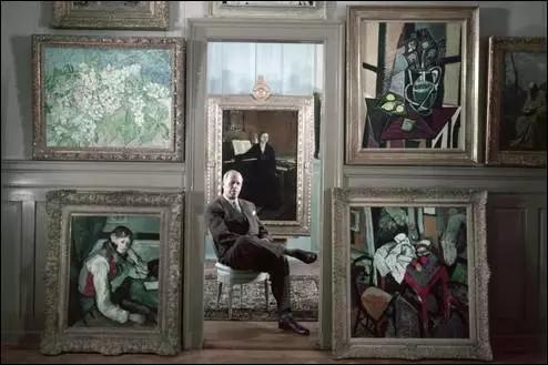 1954年，埃米尔·布尔勒在他的画廊里，身旁是梵高、塞尚、毕加索等名家的大作