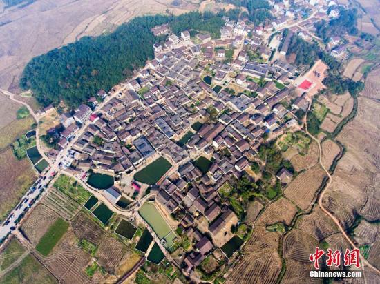 资料图：航拍位于江西金溪县有着600多年历史的中国历史文化名村、中国传统村落竹桥古村，俯瞰全村，形似一柄巨扇。傅建斌 摄