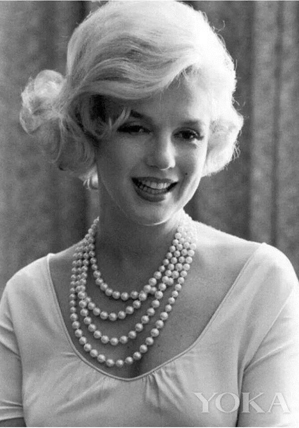 梦露佩戴珍珠项链，图片来自Pinterest。