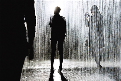 “浸入式艺术”——2013年在MOMA展出的作品《雨屋》。
