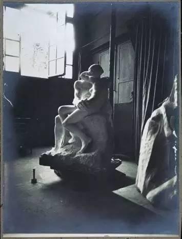 尤金·杜鲁埃，陈列于罗丹工作室的雕像《吻》，约1882年，凝胶银纸印刷，图片：巴黎罗丹博物馆