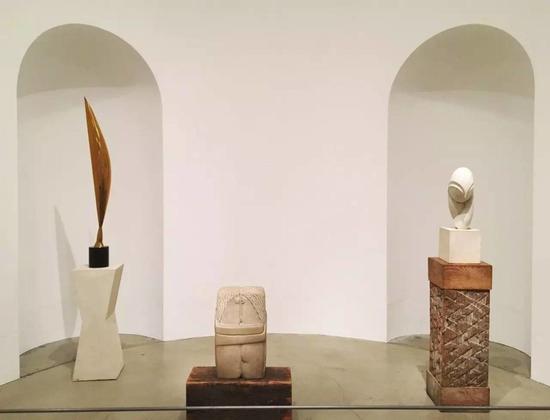 布朗库西雕塑（从左至右）：《空中之鸟》（Bird in Space），《吻》（Kiss），《波嘉妮小姐III》（Mademoiselle Pogany III），现藏于美国费城艺术博物馆。图片：拍摄于美国费城艺术博物馆