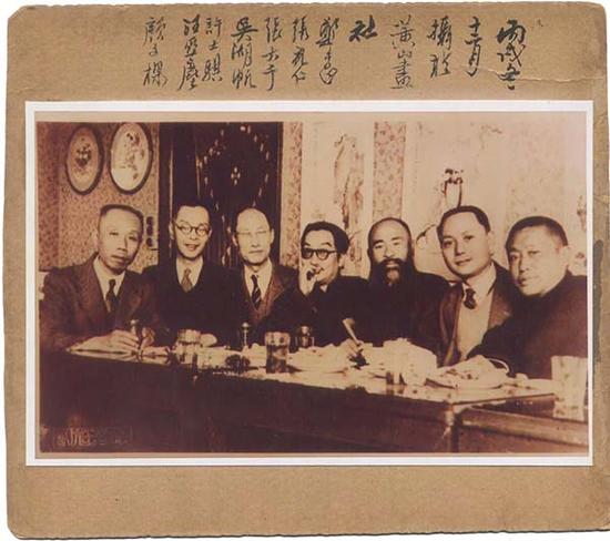 1946年12月摄于黄山画社（左起：颜文樑、汪亚尘、许士骐、吴湖帆、张大千、张充仁、郑午昌）