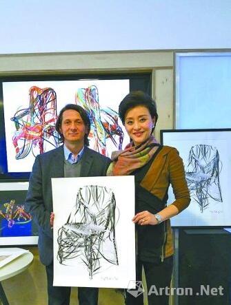 杨澜展示“绘画傻瓜”创作的《椅子》。