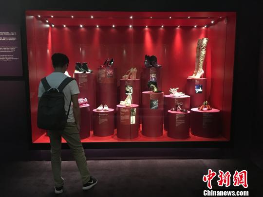 22日起，英国国立维多利亚与艾伯特博物馆的《鞋履：乐与苦展览》巡回展亚洲首站在上海拉开帷幕。　芊烨　摄