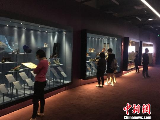 《鞋履：乐与苦展览》的展品从1370年代跨越至今。　芊烨 摄