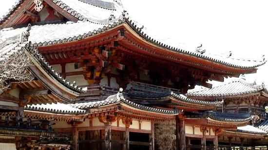日本京都平等院凤凰堂白壁，木构涂朱，端头涂黄，是典型和样彩画