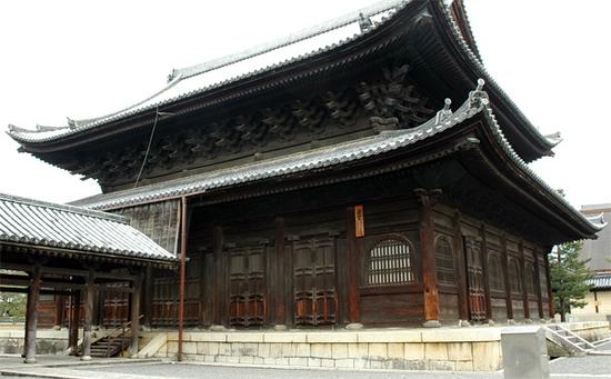 京都妙心寺法堂，典型禅宗样建筑，通体木色类似新唐式装饰风格