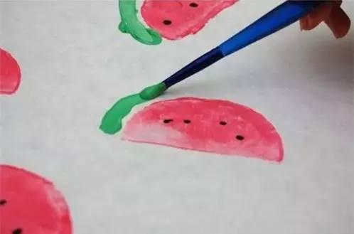 给瓜瓣点上代表瓜子的黑点，画上绿皮皮，一张独一无二的满是心意的包装纸就做好啦！