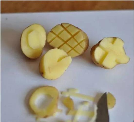 把土豆上面划成井字菠萝纹即可。菠萝肉和盖分开雕刻，用起来比较顺手，如果雕在同一块上面，上色的时候会比较麻烦。