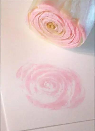 蘸上粉红色的颜料，人家就是一朵仙气十足的玫瑰花了好嘛。