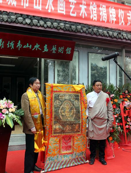 来自青海热贡的藏族唐卡绘画大师吉合它加为祝贺杨留义城市山水画艺术馆揭牌，特地献上哈达和吉祥如意唐卡_nEO_IMG.jpg