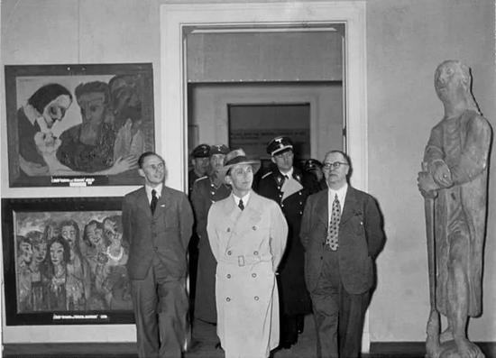 德国政治家、担任纳粹德国时期的国民教育与宣传部部长的约瑟夫·戈培尔（Paul Joseph Goebbels）带队参观“堕落艺术展"展览。图片：致谢维基百科
