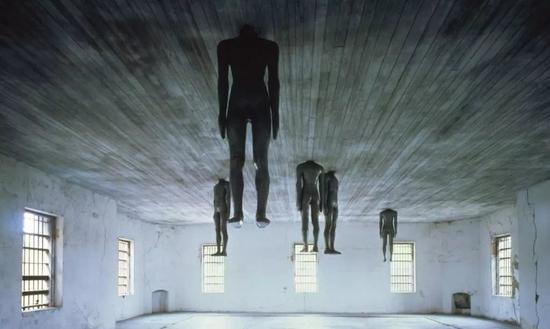 英国艺术家安东尼·葛姆雷（Antony Gormley）作品《学着思考》（Learning to Think）（1991）从策展人Mary Jane Jacob's “有着过去的地方" 展览现场，斯伯拉图艺术节