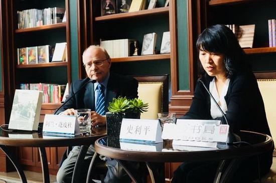 阿兰·蓬皮杜和译者史利平在上海建投书局