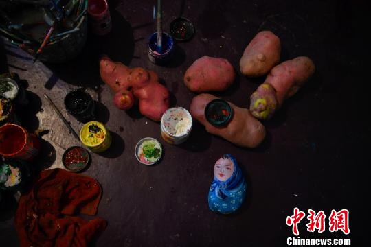图为画好的土豆 刘冉阳 摄